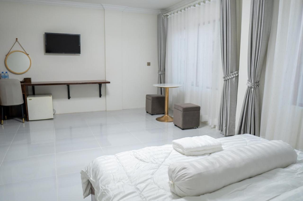 Empire House, Phnom Penh Hotel Buitenkant foto