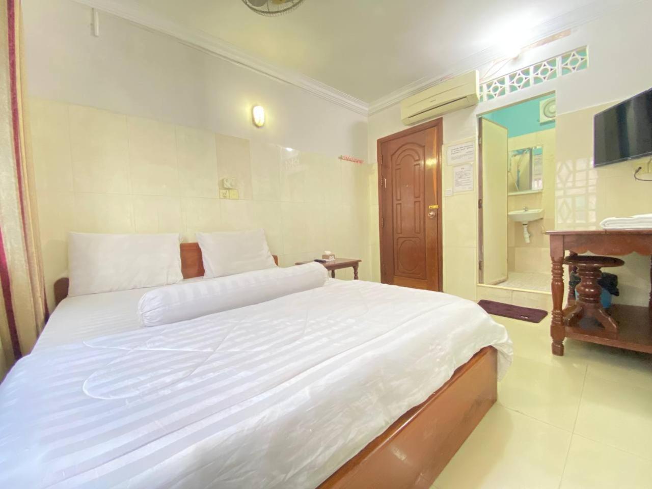 Empire House, Phnom Penh Hotel Buitenkant foto