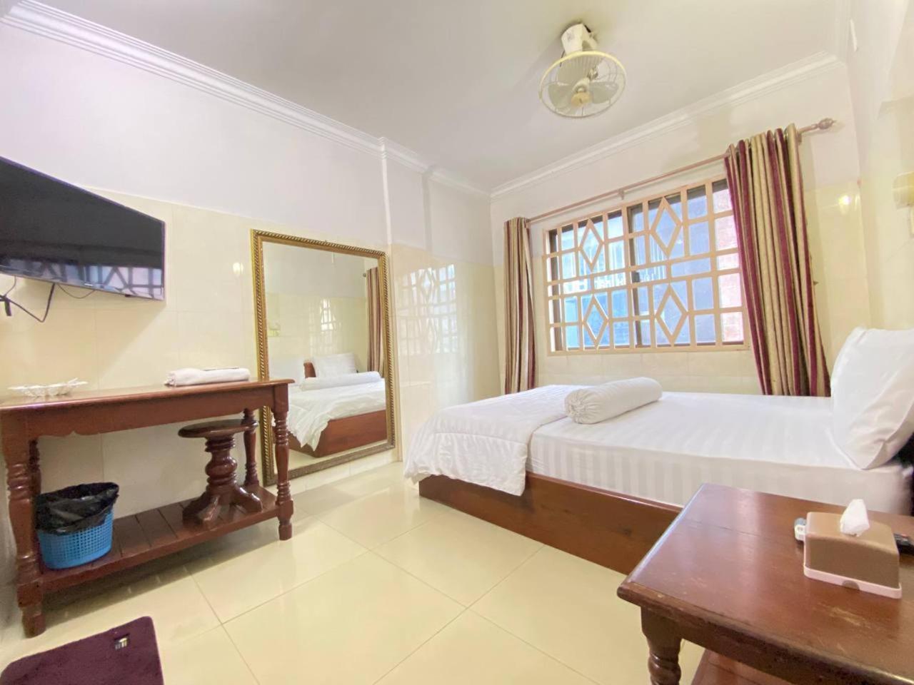 Empire House, Phnom Penh Hotel Buitenkant foto