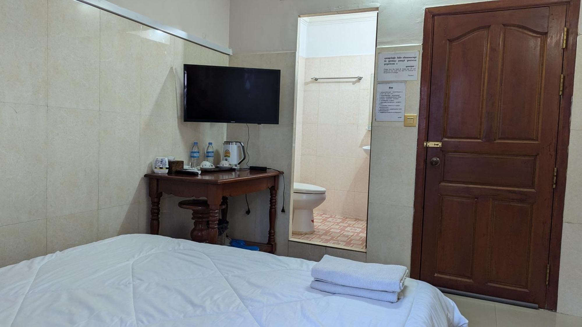 Empire House, Phnom Penh Hotel Buitenkant foto