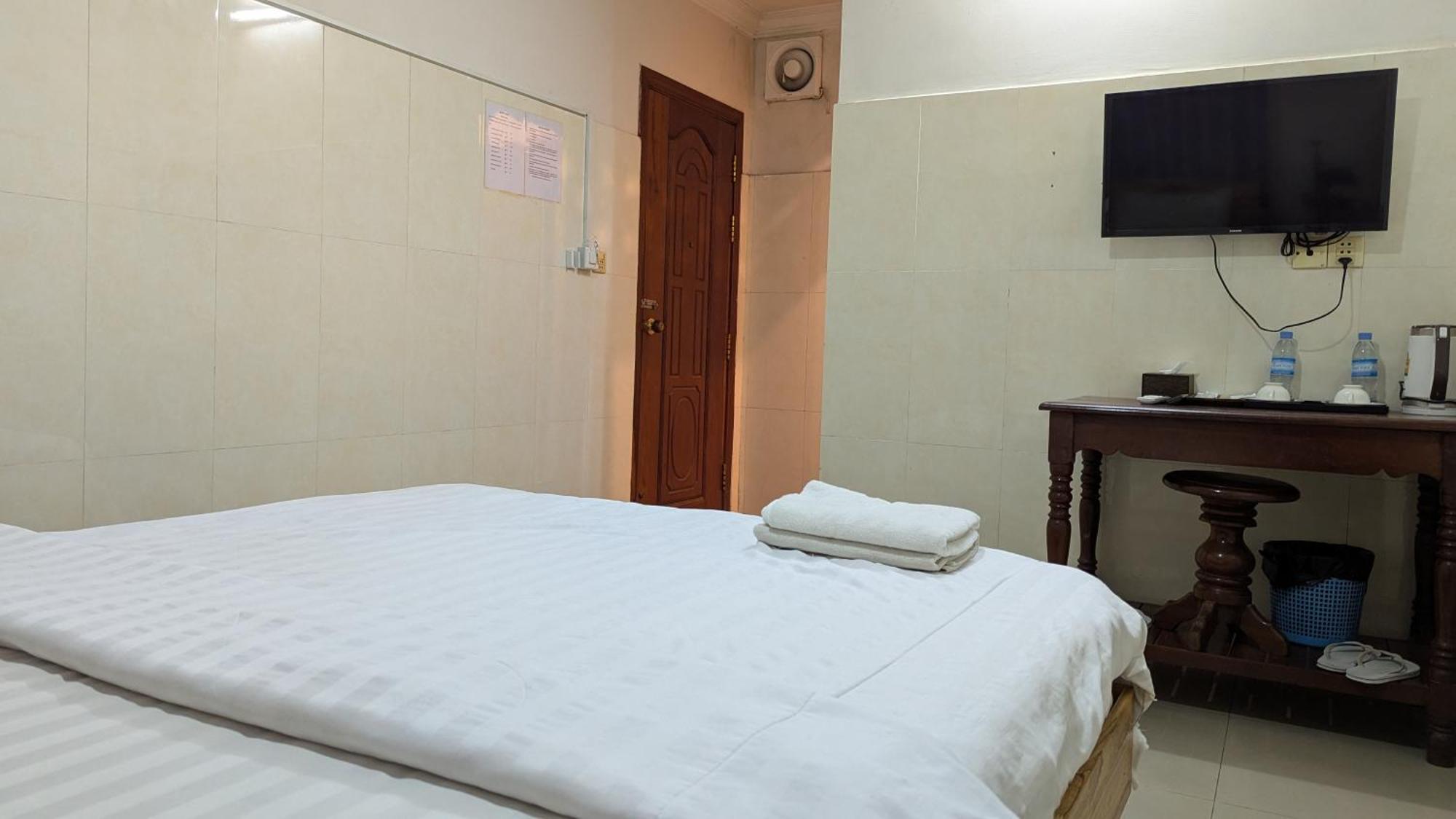 Empire House, Phnom Penh Hotel Buitenkant foto