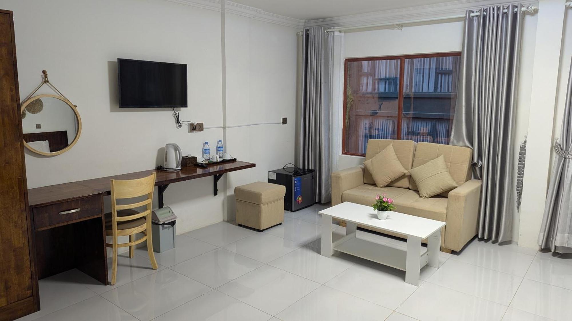 Empire House, Phnom Penh Hotel Buitenkant foto